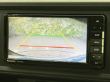 画面には後方の映像とガイドラインが表示され、駐車時に車両後方の様子を確認するのに役立ちます。周囲の状況を見ながら、車庫入れや駐車位置の調整を進められます。