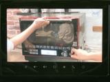 大きな画面に映像が表示され、停車中のひとときにテレビ番組や映像を楽しめます。画面上の表示を見やすく、車内で過ごす休憩時間をより快適に活用できる装備です。
