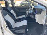前席は明るい色を取り入れたシートと見通しのよい運転席まわりで、落ち着いて過ごせる空間です。座面や足元もすっきりまとまり、乗り降りの際にも室内を確認しやすい印象です。