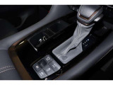 ストレート式のシフトレバーです!直感的に操作しやすいですよ♪電動パーキングで安心ホールド機能付き。