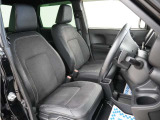 運転席のスペースはゆったりしていて、視界も広く確保されているので普段の運転からロングドライブまで快適です。