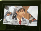 画面にはテレビ番組が表示され、停車中に映像を視聴できます。お出かけ先での待ち時間などに活用でき、車内で過ごす時間をより快適に楽しめる装備です。