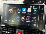 画面には電話やスマートフォン連携、ラジオなどの項目が並び、目的に合わせて選びやすい構成です。日常の移動中も音楽や情報を活用できます。