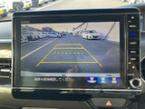 後方の映像と目安となるガイドラインを画面で確認でき、駐車時の周囲確認をサポートします。表示が大きく見やすいため、車庫入れや狭い場所での操作に役立ちます。