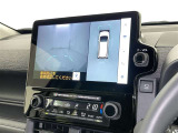 パノラミックビューモニターを装備。駐車場や交差点でクルマを真上から見るように周囲を確認できます。機能の詳細は販売店スタッフまでおたずねください。