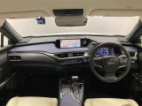 運転のしやすさと心地良さを感じる、シンプルで上質なデザインの室内空間です。