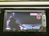 テレビ番組を表示できる画面を備え、停車中の休憩時間にも映像を楽しめます。画面上で番組内容を確認しやすく、待ち時間を過ごす際にも便利。日常のさまざまなシーンで活用できます。