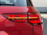 LEDテールランプ(ダイナミックターンインジケーター付き)特徴的な配光パターンによって後続車からの視認性が高まり、万一の追突の危険性を軽減します。