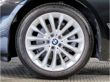 BMWの純正アロイホイールは軽量かつ強度にも優れているホイールで走行性能を引き上げる設計になっております。足元にもBMWは妥協がなくこだわっている個所になります。