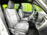 運転席まわりには十分なスペースがあり、大柄な方でもゆったり運転していただける環境です。