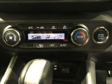 左右独立温度コントロールフルオートエアコンです。運転席、助手席それぞれで独立して温度設定ができます。冷え性の方が乗っても安心ですね♪