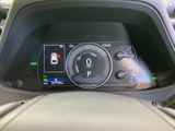 洗練されたデザインのメーターが、運転に集中できる心地よい空間を演出します。視認性に優れ、必要な情報を的確に把握でき、上質なドライビングをサポートします。