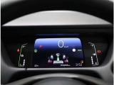 分かりやすく情報を整理した液晶メーター。メーター上のバイザーも水平基調にしてスッキリとした視界に。