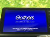 ナビゲーションやオーディオをまとめて扱える画面を備え、車内で使う機能を見つけやすい構成です。画面表示に沿って確認でき、日常の目的地設定にも便利です。