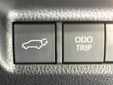 【パワーバックドア】スマートキーや運転席のボタンを押すだけでリアゲートが自動で開閉します!荷物を持っている時や、高い位置にあるバックドアを閉める際に便利な機能です♪