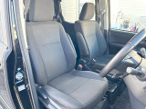 運転席まわりには十分なスペースがあり、大柄な方でもゆったり運転していただける環境です。