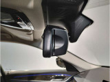 BMWではルームミラーの裏側にETCの車載器が内蔵されており、別途で車載器の購入必要なしで非常にスマート。皆様が驚かれるポイントのでもあります