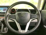 握りやすい形状のステアリングを採用し、運転姿勢を保ちながら車両を操作できます。前方を確認しながら手元で扱える位置にまとまり、毎日の移動でも自然に使いやすい構成です。