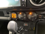 オートエアコンは温度を設定するだけで、自動で風量などを設定してくれます。運転しながら操作も必要ないので、安全性も向上します。