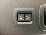 パワーリフトゲートは運転席とリフトゲート側、さらにアドバンストキーでも開閉が可能!開度は無段階にメモリー設定もできます。ゲート内側にタッチセンサーを配置し、手などを挟み込む危険を低減します。