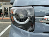 【LED・HIDヘッドライト】 ハロゲンヘッドライトに比べて大光量で、遠方視認性を向上させてくれる為、悪天候や夜間の運転をより安全にサポートしてくれます