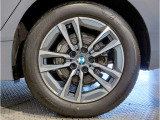 【BMWアロイホイル】軽量かつ強度に拘ったアロイホイル。走行性能ポテンシャルを引き出す設計。車の足元を引き締めてくれる大きなポイントはアロイホイルです。