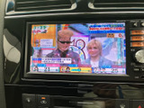 テレビ映像を画面で視聴できる装備です。お出かけ先で駐車している間の待ち時間などに、番組を楽しみたい場面で活用できます。停車時にお使いいただけるため、日常のさまざまなシーンで便利です。