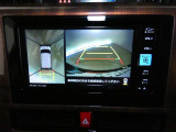 【全周囲モニター】車を上空から見下ろしたような映像をカーナビ画面に映し出し、車庫入れや縦列駐車をサポートしてくれます。