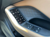 ミラーヒーター、ミラー格納、ミラー調整スイッチ、窓の開閉操作。Audiでは触感開発チームがあり、クリック感は操作する喜びを感じていただけます。