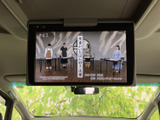 天井に設置されたモニターで、停車中に映像やテレビを視聴できます。後席からも画面を確認しやすい位置にあり、車内で過ごす時間をゆったり楽しめます。