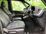 運転席まわりは視界が広く、前方や左右の状況を確認しやすいレイアウトです。シートには立体感のある柄があしらわれ、落ち着いた色合いで清潔感のある空間です。