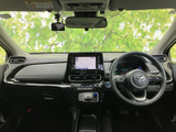 運転席まわりは前方を見渡しやすいレイアウトで、メーターや画面も目に入りやすい位置にまとまっています。落ち着いた色調の室内で、毎日の運転にもなじみます。