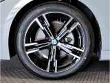 【BMWアロイホイル】軽量かつ強度に拘ったアロイホイル。走行性能ポテンシャルを引き出す設計。車の足元を引き締めてくれる大きなポイントはアロイホイルです。