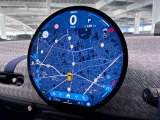 デジタルスピードメーター、航空機のコックピット操作箇所と同じ配色で目が疲れにくいように設計されてます。