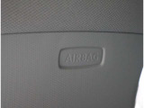 【カーテンエアバッグ】 車両側面に衝撃が加わった際に、音響センサーによって瞬時に展開、主に乗員の頭部を保護します。 ※非装着車と比べ、頭部への衝撃を約10分の1に軽減できます。