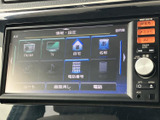 画面にはオーディオやテレビ、目的地検索などのメニューが表示され、周囲には操作ボタンと音量つまみを配置しています。日々の移動で使う機能を画面で確認しながら選べる装備です。