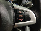ステアリングには運転中でも簡単に操作できる各種スイッチついてます