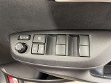 パワーウィンドウスイッチで運転席から全席の窓の開閉ができます♪
