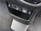 ◆センターロアボックス◆インパネ中央の下部には、ごみ箱としても使用する事ができるセンターロアボックスを装備しております。