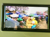 画面でテレビ映像を楽しめる装備です。停車中の待ち時間などに番組を視聴でき、休憩時間を過ごす際にも便利。画面内に時刻も表示されるため、ひと目で時間を確認しながらご利用いただけます。