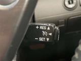 クルーズコントロール機能が付いています。 速度を設定するとアクセルを踏まなくても一定の速度で走ることができます。  高速道路ではとても便利な装置なんです。