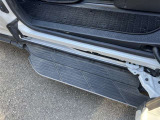 助手席側はスライドドアを開けるとステップが出てきます!小さなお子様や足腰に負担をかけたくない方にも安心です!