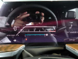 巨大な湾曲型55インチLEDディスプレイ 左右のピラーをシームレスにつなぐLEDディスプレイ。8K解像度のドライバー用画面と4K解像度の助手席用画面を備え、直感的な操作も可能にしています。