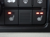 運転席と助手席には、【シートヒーター】が装備されています。温度調整も切り替えができお好みの設定で快適なドライブを楽しめます。腰から下が暖まると、暖房よりも体があったまりますよ。