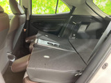 後席は背もたれを倒した状態で、荷室とつながるフラットなスペースを確保できます。用途に応じて空間を活用でき、乗車人数や荷物に合わせた使い分けに便利です。