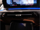 【ⅰドライブナビゲーション】文字情報も鮮明に表示する高解像度カラーディスプレイを採用。視認性に優れた地図デザインと特徴的な建造物を目印にした描写表示で現在位置を把握できます。地図データの更新も可能です