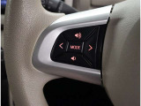 お車のキーはスマートキーです。キーを身につけた状態で車に近づき、ドアロックの解錠や施錠操作が出来ます。雨の日など両手がふさがっている時など、とっても便利ですね。