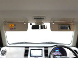お化粧直しに便利な運転席バニティミラー♪