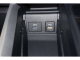充電用USB端子付き。スマートフォンなどの充電に便利です。