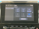 ラジオやディスク、USB、Bluetoothなどの音源が画面に並び、使いたい項目を選びやすい構成です。オーディオソースをまとめて確認でき、普段お使いの音楽環境に合わせて活用いただけます。